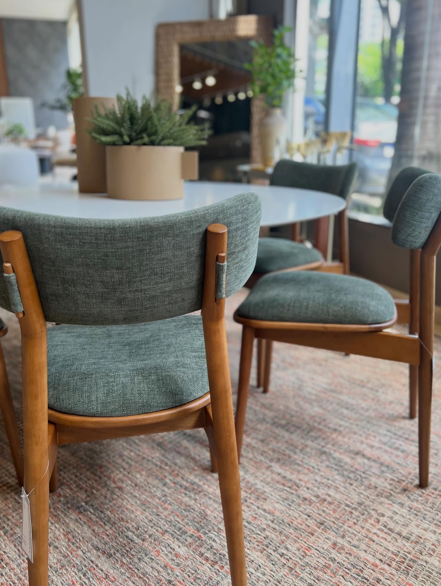 Cadeiras de palha e estofados verdes